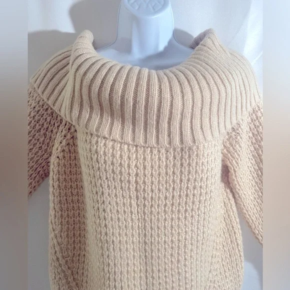 Women’s Express off the shoulder Sweater!!!! 🤍🔥 - Picture 8 of 11